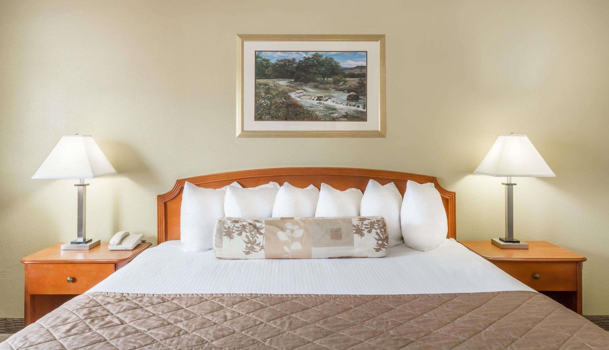 Hotel Ramada By Wyndham Ely Extérieur photo