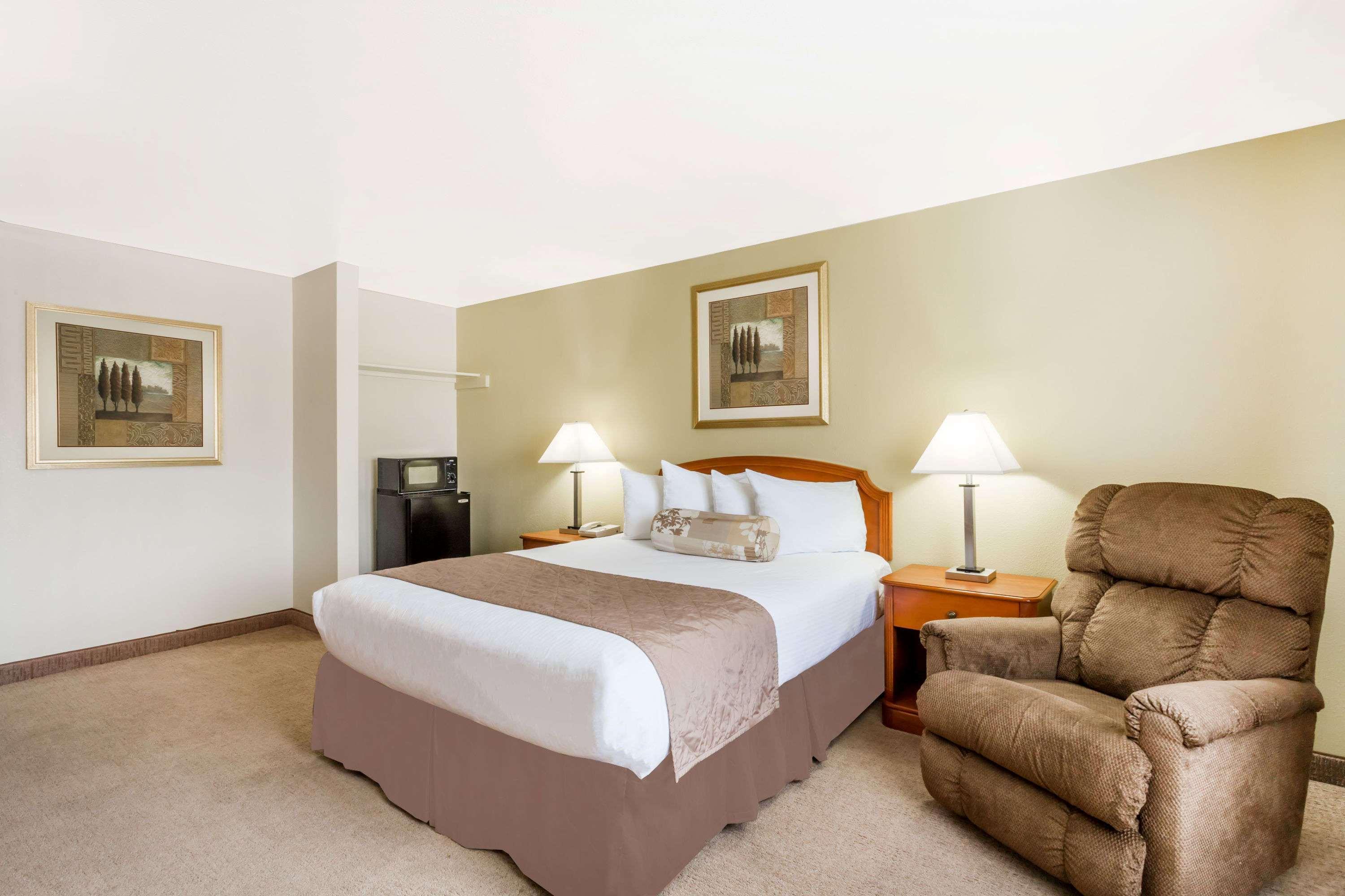 Hotel Ramada By Wyndham Ely Extérieur photo