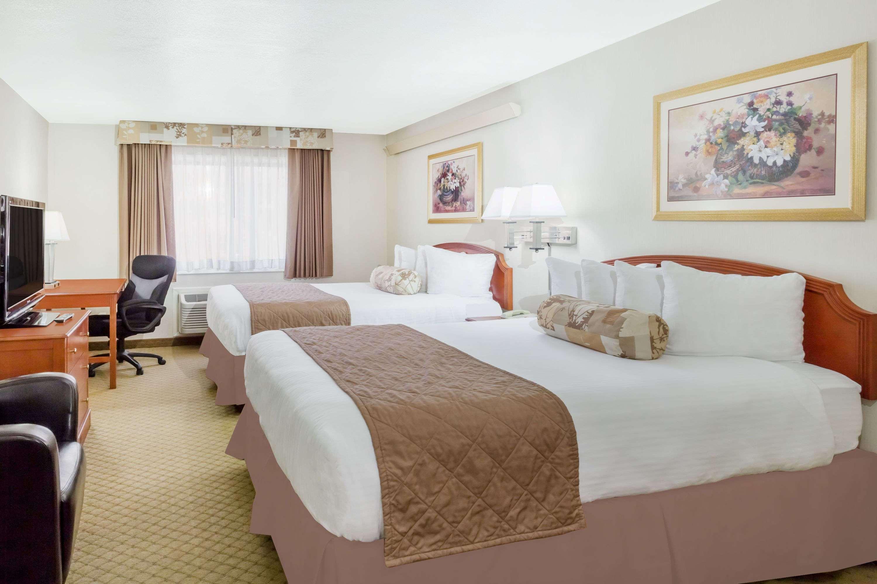 Hotel Ramada By Wyndham Ely Extérieur photo
