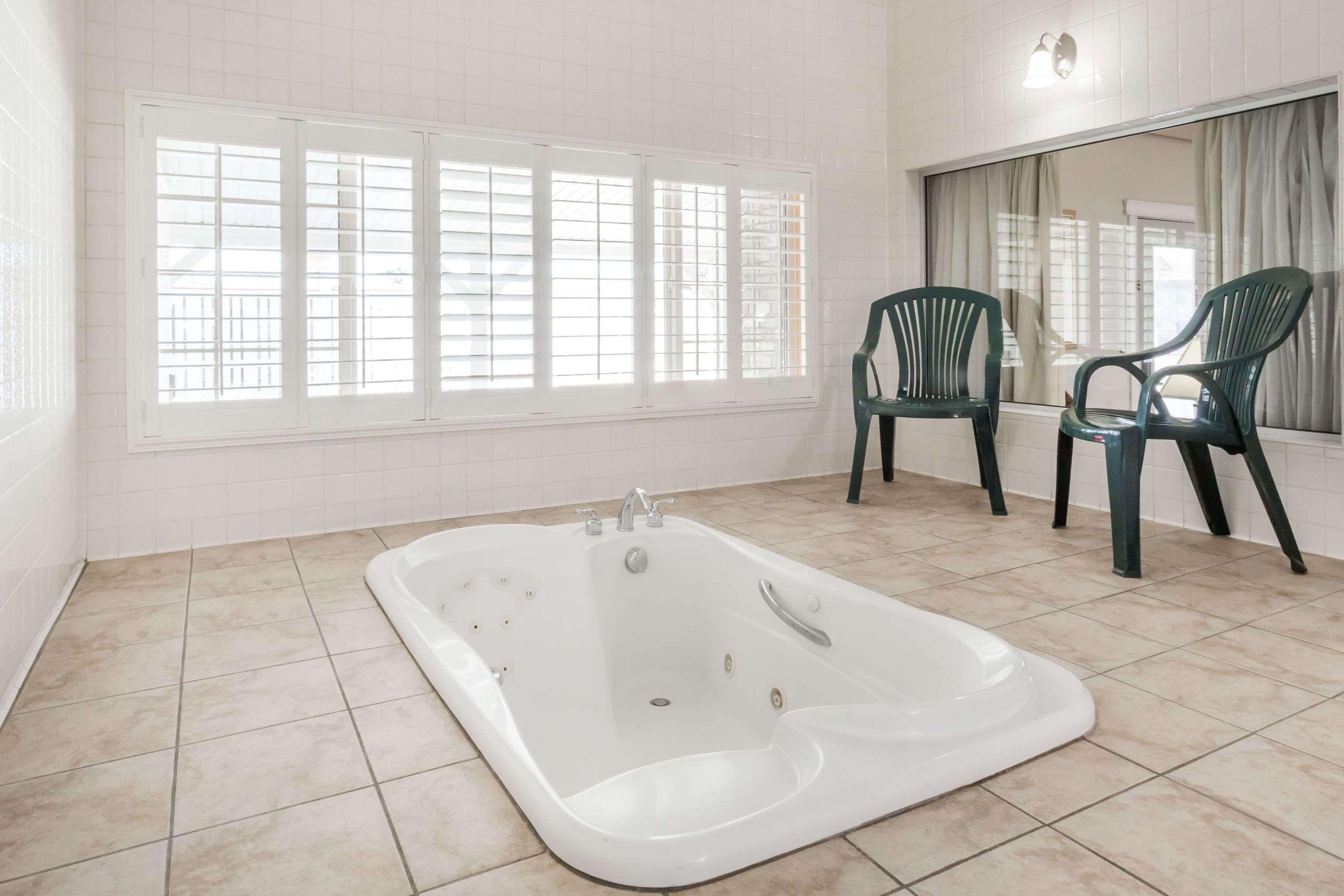 Hotel Ramada By Wyndham Ely Extérieur photo