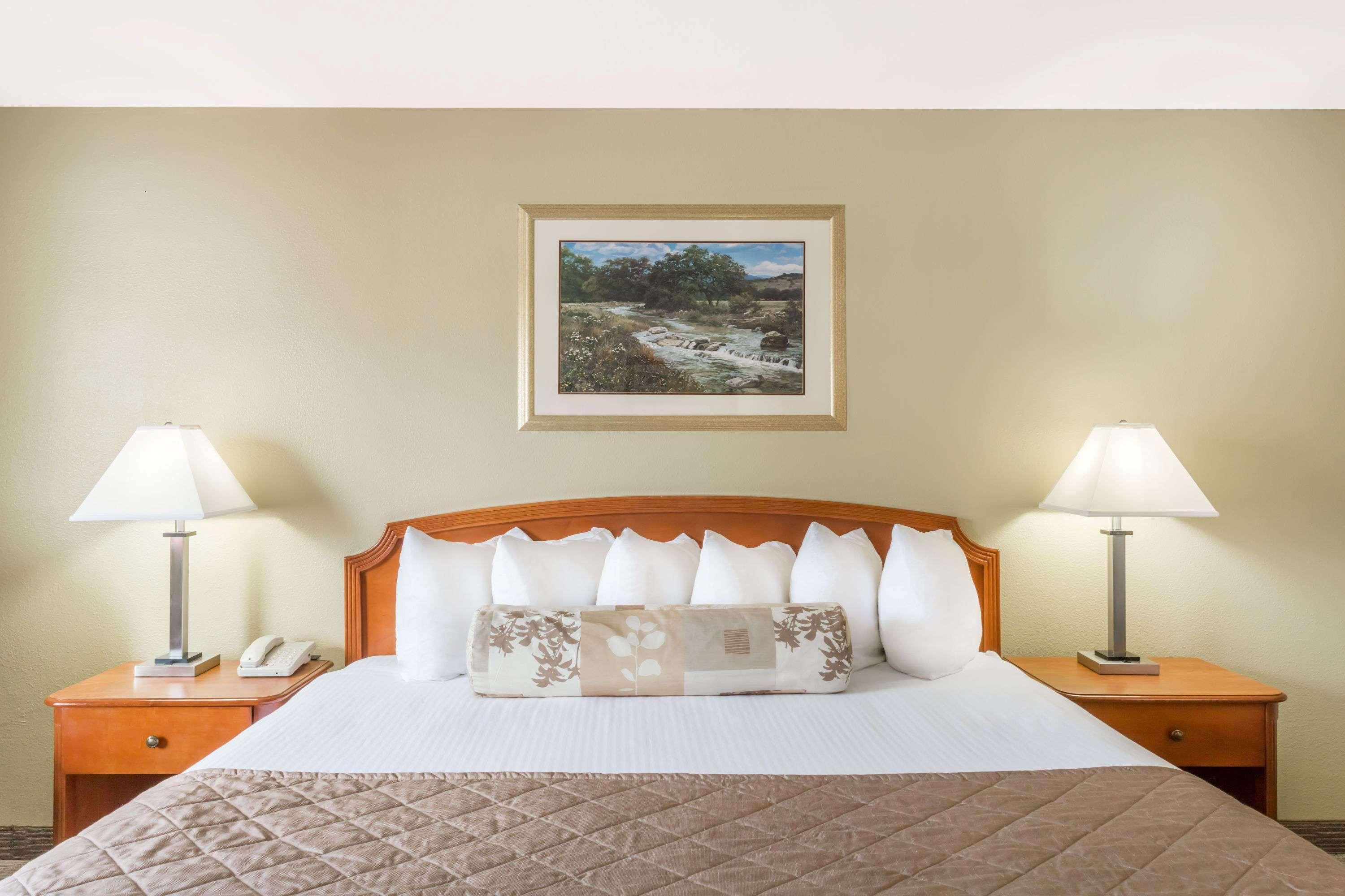Hotel Ramada By Wyndham Ely Extérieur photo