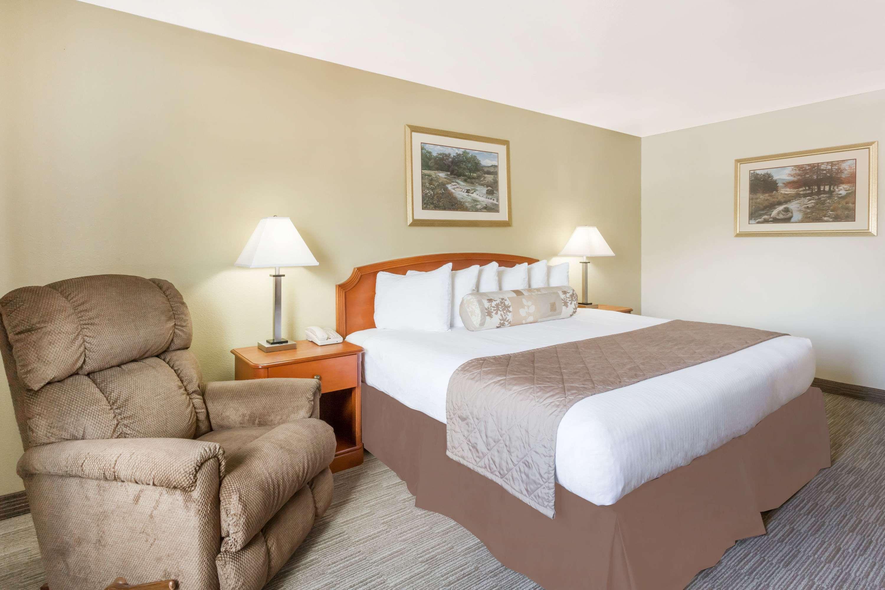 Hotel Ramada By Wyndham Ely Extérieur photo