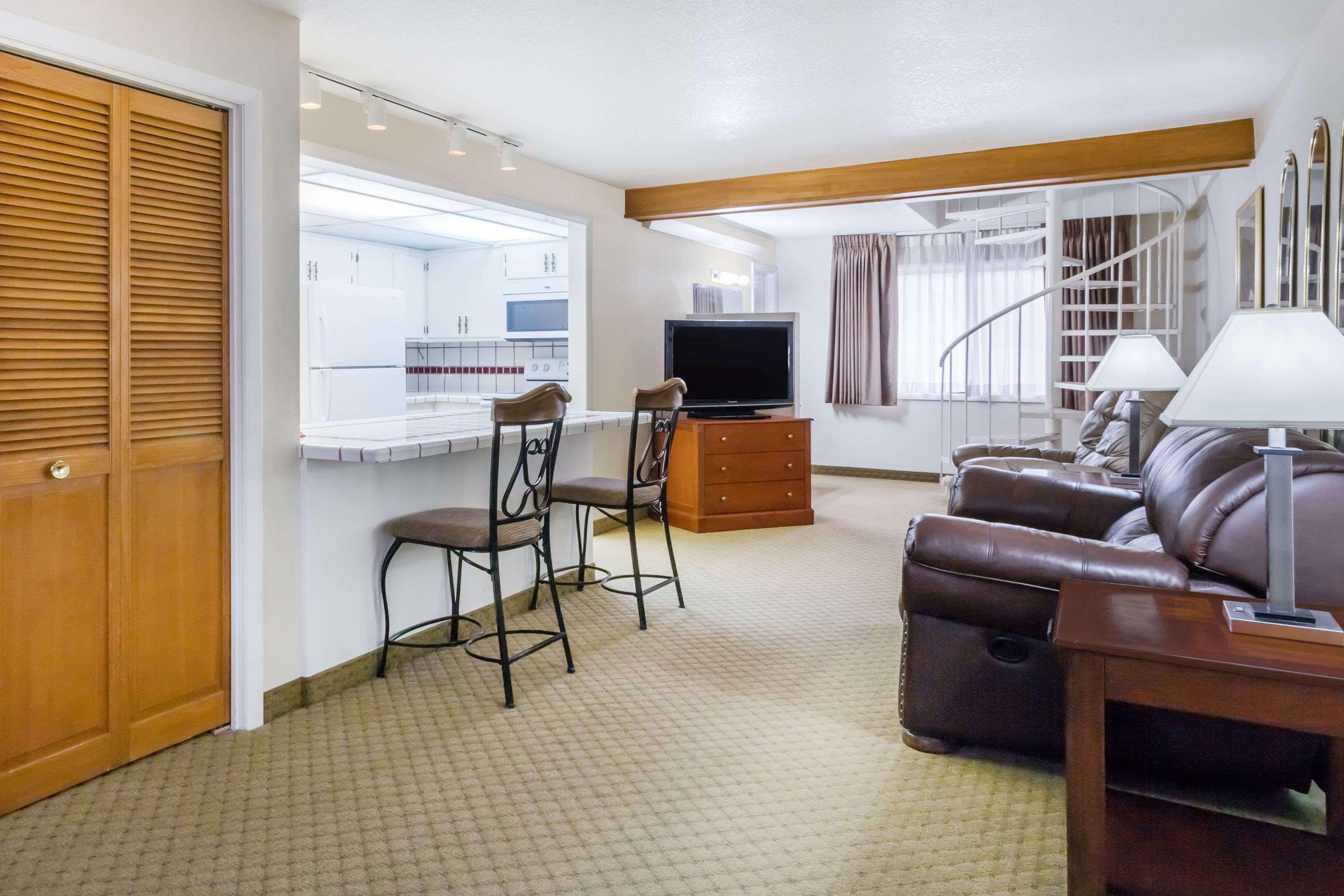 Hotel Ramada By Wyndham Ely Extérieur photo