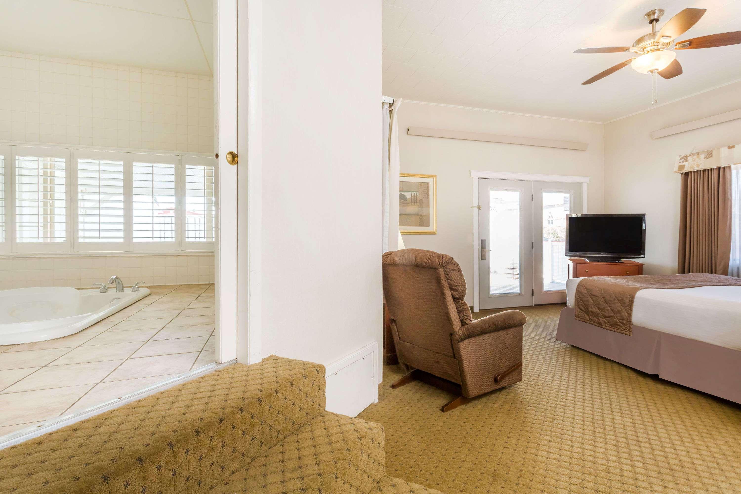 Hotel Ramada By Wyndham Ely Extérieur photo