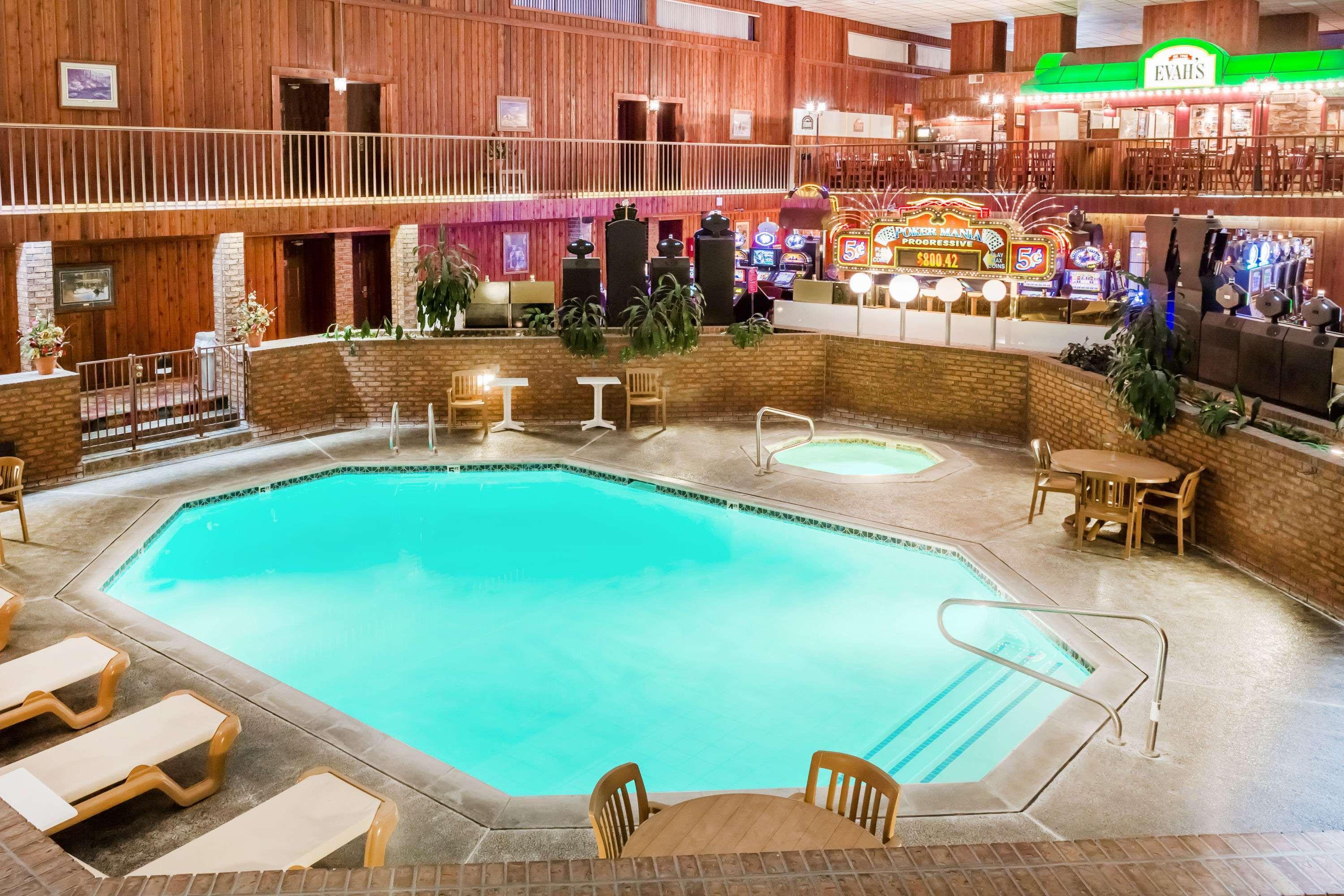 Hotel Ramada By Wyndham Ely Extérieur photo