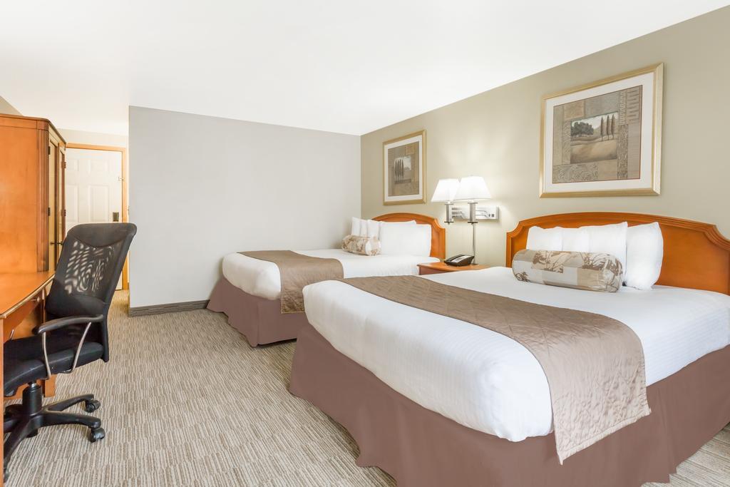 Hotel Ramada By Wyndham Ely Extérieur photo