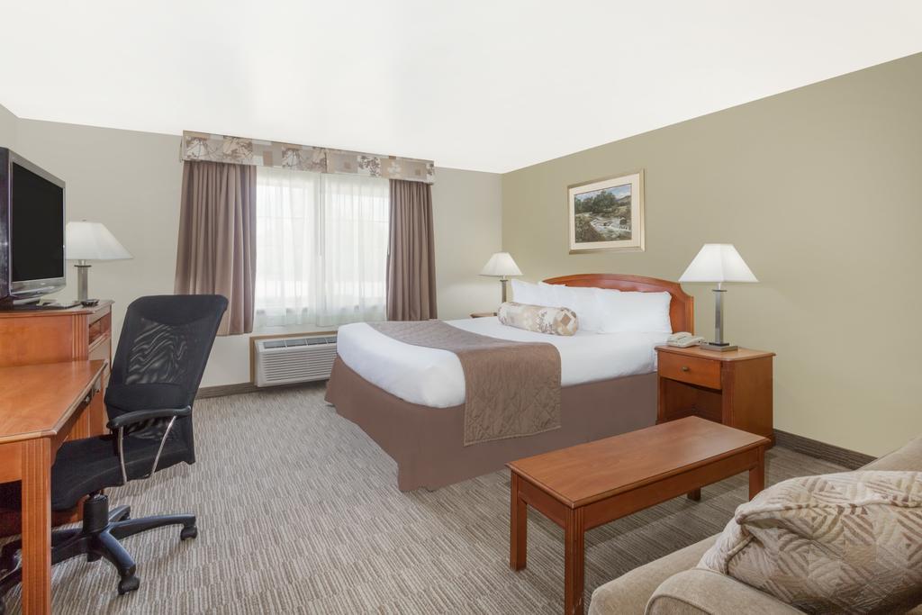 Hotel Ramada By Wyndham Ely Extérieur photo