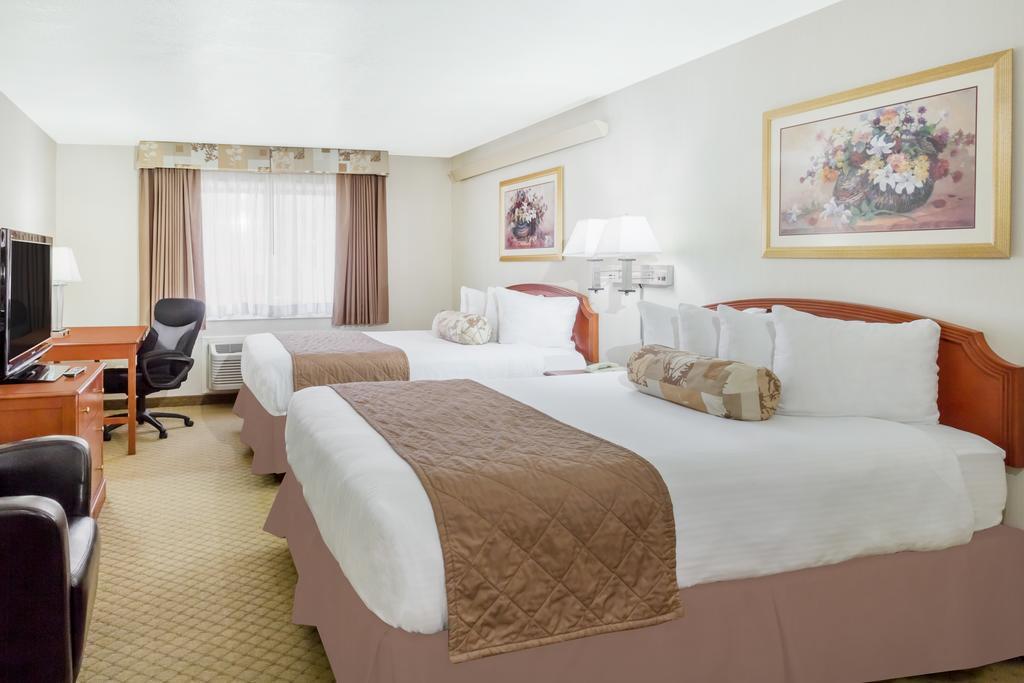Hotel Ramada By Wyndham Ely Extérieur photo